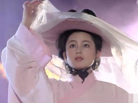 49岁陈红撞脸倪萍,侄女爆料:在家跟陈凯歌撒娇!