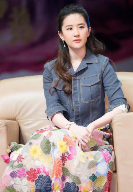 刘亦菲出席某活动,身着绣花长裙搭配牛仔外套