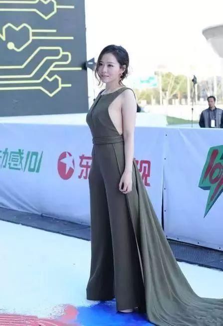 张靓颖胆够大，穿开胸裙露到那里……真令人尴尬!