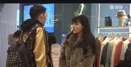 根据视频中多次出现的"搭讪大师tv"水印,成都商报记者搜索到疑似该