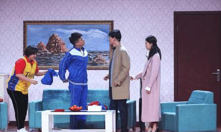 贾玲过年胖三圈! 春晚花式盘腿弹开椅子, 网友