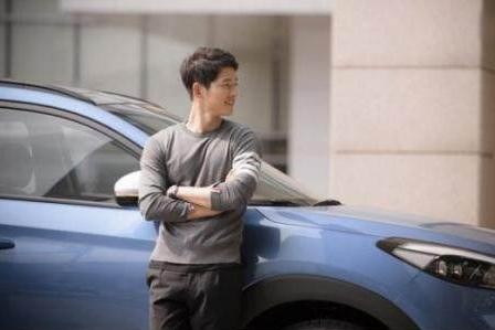 宋仲基低调现身巴黎，座驾竟是一款20万的车