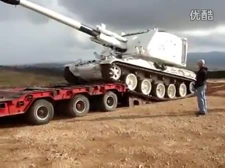 实拍：装甲车压爆卡车轮胎发生侧翻