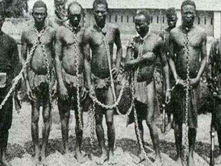 当年的非洲黑奴运送美洲有多惨, 全身被扒光, 女黑奴沦为繁殖机器