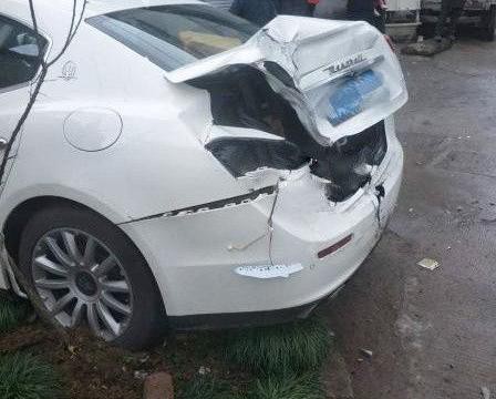 上百万玛莎拉蒂被撞，车主语出惊人，幸好没开1000万的幻影出来！