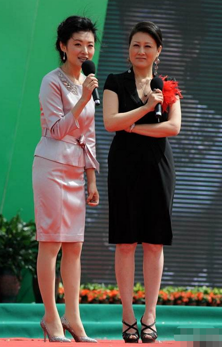 49岁周涛再现舞台主持,网友:这容貌这气质,无愧央视一姐称号!