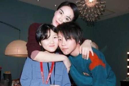 直飞大理陪李嫣过年,大女儿窦靖童牵手周迅回