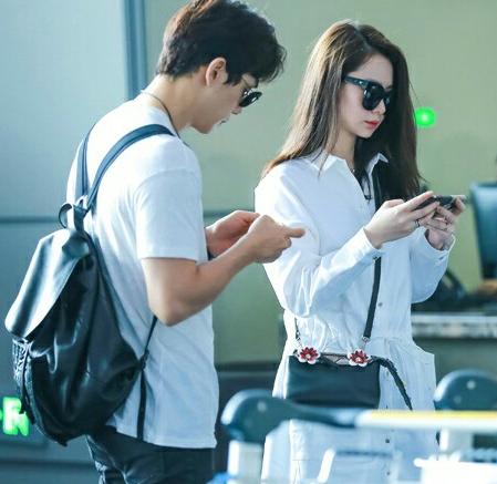 戚薇发博为女儿庆生画风太歪!年收入上亿却被