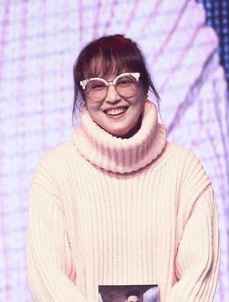 周海媚千鸟格裤子搭配粉色毛衣,这是一种什么