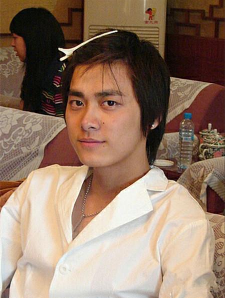 张艺兴侧脸痘印明显依旧呆萌，鹿晗素颜搞怪合照似奶油小生