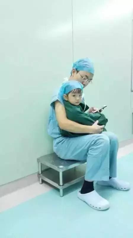 杭州医生们被一位保洁大叔感动到了,朋友圈都在刷这张图片!暖心