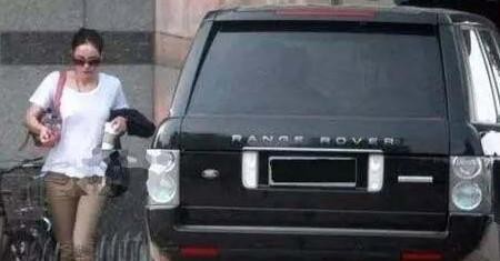 他们曾是一对夫妻，离婚后一个开300万豪车，一个落魄到骑电驴