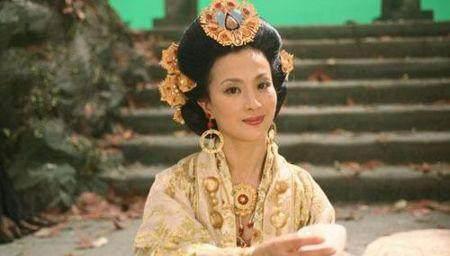 她是某当红女星的妈妈，却撞脸张泽天！这回刘强东都分不清了！