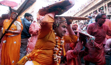 实拍印度胡里节:女人在这一天要打男人,男人不