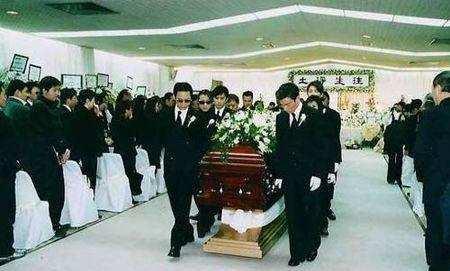 他是梅艳芳前男友,为梅姑抬棺却没有他,却被周