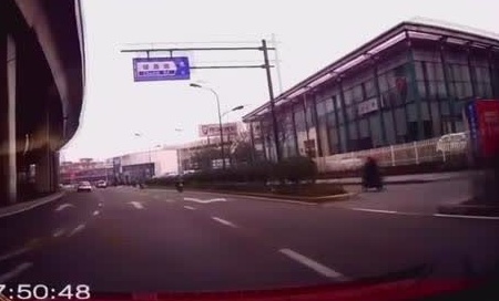 立交桥下开得飞快，前面立马将电动车撞翻
