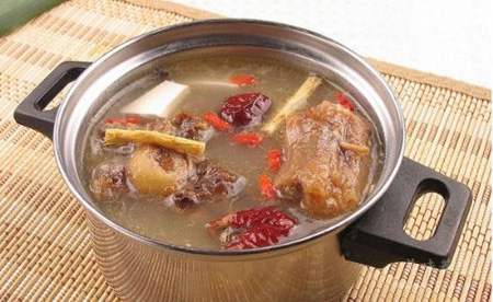 杞鞭壮阳汤是一道汤品,主料是黄牛鞭,配料是枸杞等,调料为猪油,味精
