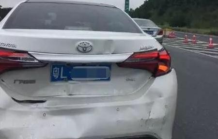 高速路上哈弗H6追尾丰田雷凌，哈弗车主下车一看表示没买错车