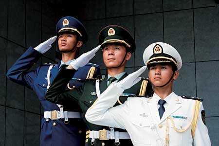 微博之夜火了许多人,最意外是吴京的站姿,有一种范儿叫中国军人