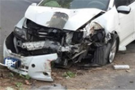 疲劳驾驶撞石墩，修车费能买辆新车了，还好保险全报销