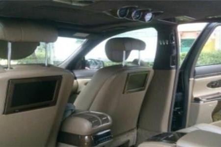 低调富豪迎亲用迈巴赫62S和九辆大众，其中四辆大众价值近三百万