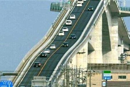 远观这条桥汉兰达车主很颤抖，面包车上桥却很轻松，路牌用中文？