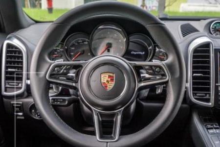 保时捷虽然内饰已经相当豪华，但遇到它只能乖乖低头