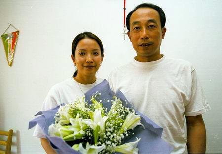 初婚痛失爱子自责不已，娶二婚妻子，今满头白发被誉为中国好继父