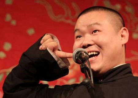 岳云鹏发文曝光不文明行为,机舱外放京剧还脱