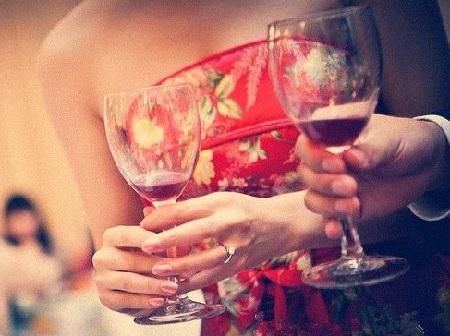 村有句老话不信且看杯中酒, 杯杯先敬有钱人