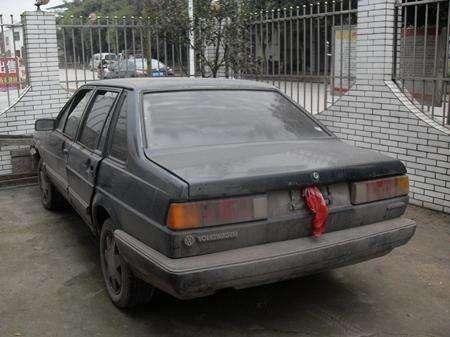 报废普桑更换引擎以后，开到街上路人无不侧目，两斤车钥匙亮瞎眼