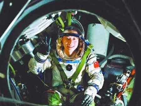 宇航员在外太空上听到疑似有人敲门,发出咚咚