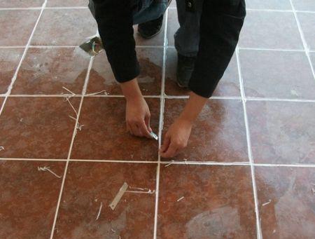 瓷砖污垢发黄太难清理?学会这几招让瓷砖光亮