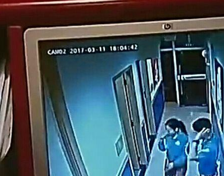 三岁孩子咬手、咬手腕有原因,别让孩子独自在