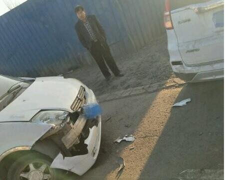 本田CRV被追尾毫发无损 后车倒霉了 车主: 质量好安全性能高