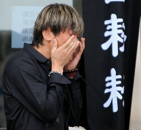那英前夫高峰、文章、赵文卓等参加葬礼，三婚妻子吕丽萍没到