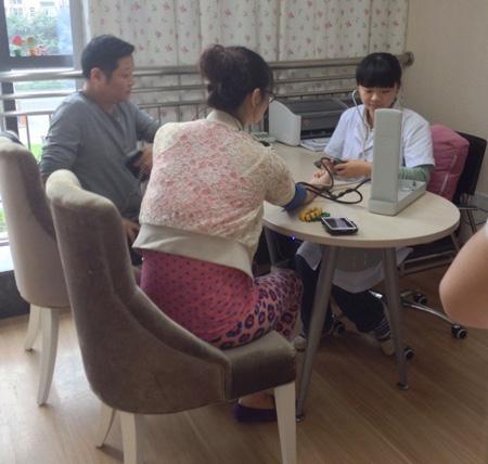 怀孕30周孕妈肚子突然变小,紧急送医后,医生笑