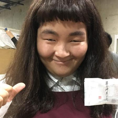 双马尾萌妹秒变"大婶" 素颜看呆网友