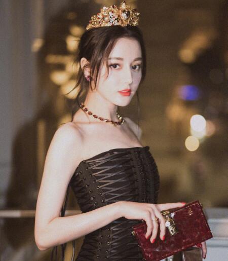 王俊凯迪丽热巴合体亮相时装周，热巴的裙子却吸引了更多眼球!