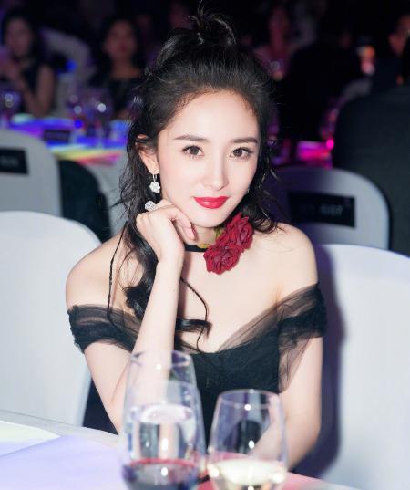 杨幂3岁女儿照片曝光，长得超像周杰伦，难怪杨幂一直不愿公开！