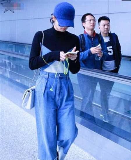 刘诗诗最新机场照,脖子上的草莓印却意外抢镜