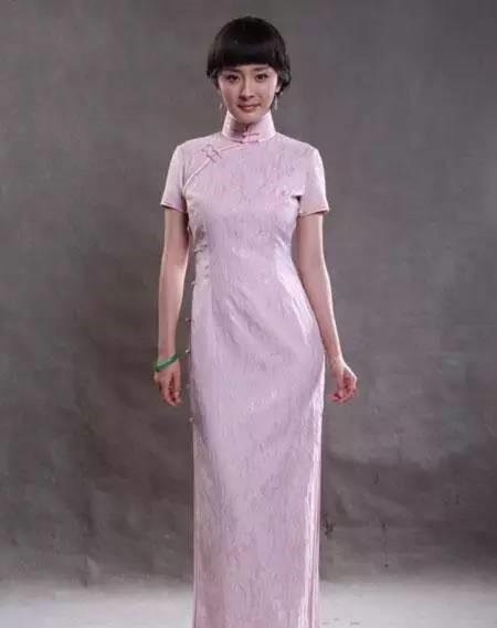 杨幂这身淡紫色旗袍装很有民国风,好身材尽显,温婉优雅有女人味,只是