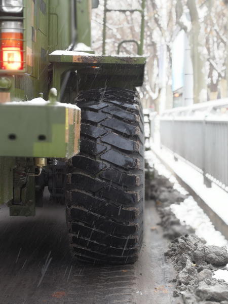 郑州大雪过后全城除雪忙 各种铲雪大力神强悍