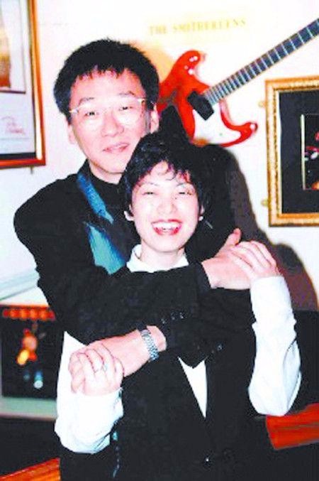 她是情歌天后，惨遭丈夫出轨，如今她六十岁过成这模样！