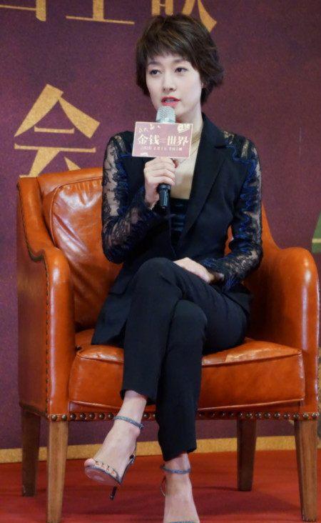 文章夫妇机场并肩同行,42岁马伊琍身上的大衣亮了,这就是爱情?