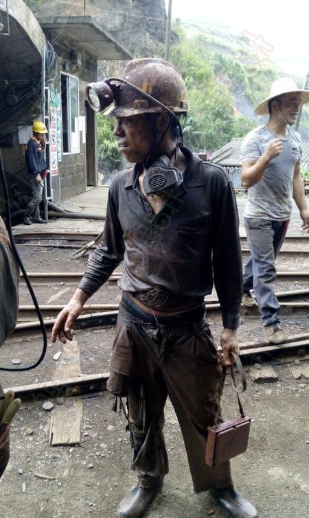 这位爆破工哥们工资两万多一个月,都舍不得买