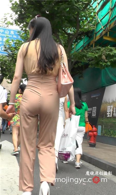 街拍清纯辣妈接儿子放学