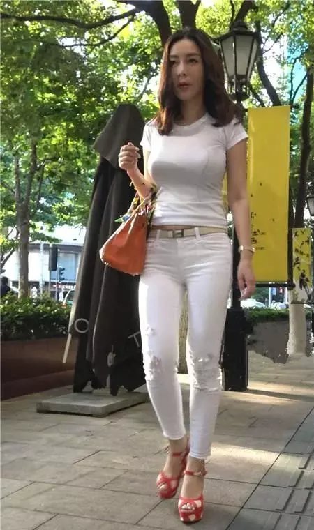 丰满的成熟美女纯白搭配性感迷人