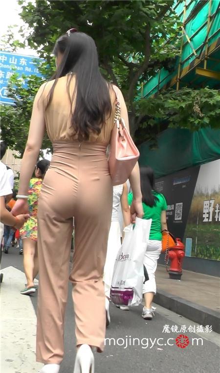 街拍:清纯辣妈接儿子放学