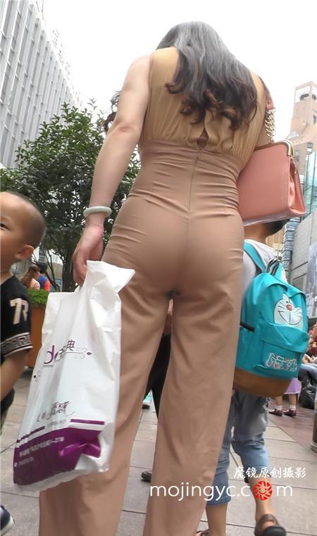 街拍:清纯辣妈接儿子放学